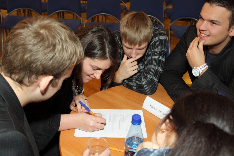 'Novadu spēles' skolēniem Latvijas Universitātes Sociālo zinātņu fakultātē. Siguldas Valsts ģimnāzijas komanda.