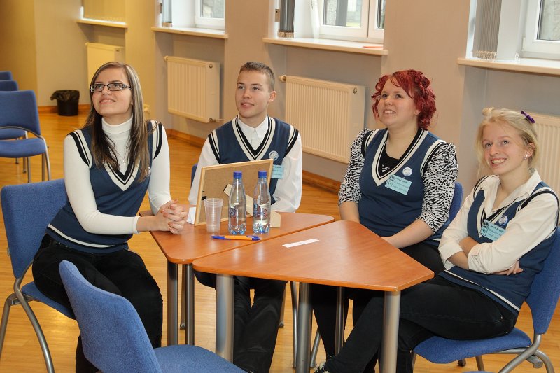 'Novadu spēles' skolēniem Latvijas Universitātes Sociālo zinātņu fakultātē. Gulbenes novada valsts ģimnāzijas komanda.