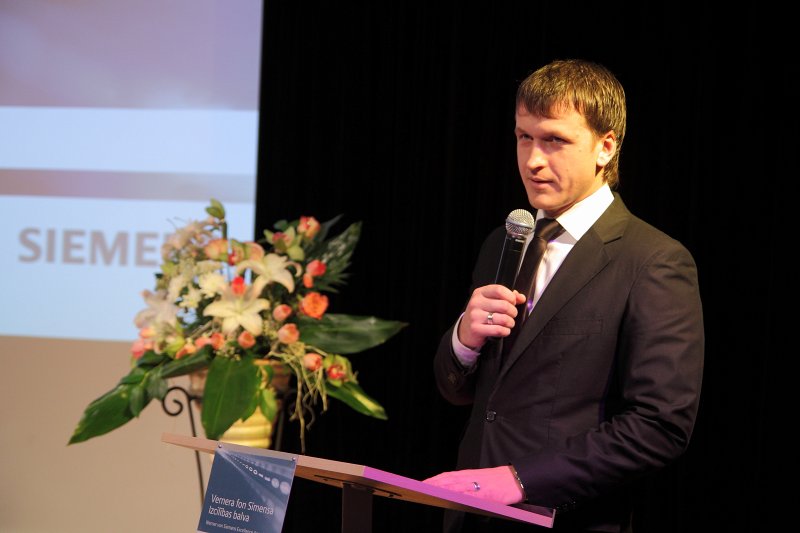 Vernera fon Sīmensa Izcilības balvu (Werner von Siemens Excellence Award) pasniegšanas ceremonija (Rīgas Tehniskajā universitātē). Pasākuma vadītājs Dailes teātra aktieris Intars Rešetins.