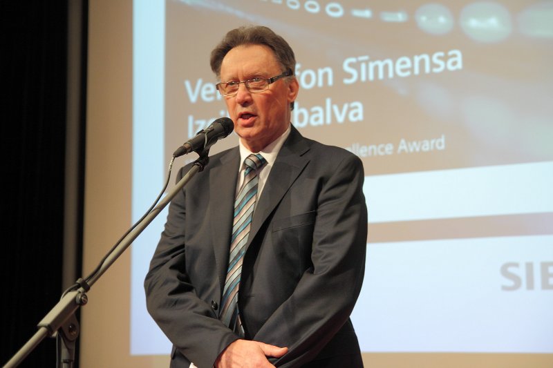 Vernera fon Sīmensa Izcilības balvu (Werner von Siemens Excellence Award) pasniegšanas ceremonija (Rīgas Tehniskajā universitātē). RTU zinātņu prorektors prof. Bruno Grasmanis.