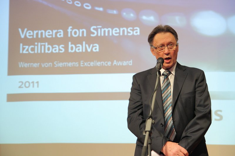 Vernera fon Sīmensa Izcilības balvu (Werner von Siemens Excellence Award) pasniegšanas ceremonija (Rīgas Tehniskajā universitātē). RTU zinātņu prorektors prof. Bruno Grasmanis.
