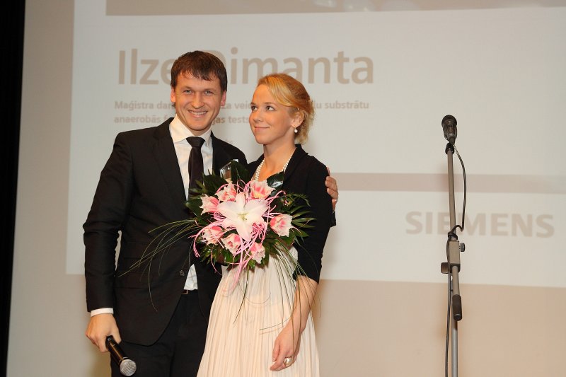 Vernera fon Sīmensa Izcilības balvu (Werner von Siemens Excellence Award) pasniegšanas ceremonija (Rīgas Tehniskajā universitātē). Pasākuma vadītājs Dailes teātra aktieris Intars Rešetins un Vernera fon Sīmensa Izcilības balvas saņēmēja
Ilze Dimanta.