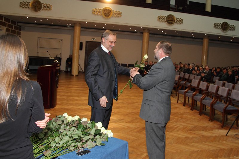 Latvijas Universitātes darbinieku sapulce. LU rektors prof. Mārcis Auziņš (pa kreisi) pateicas par darbu līdzšinējam Ķīmijas fakultātes dekānam asoc. prof. Jānim Švirkstam.
