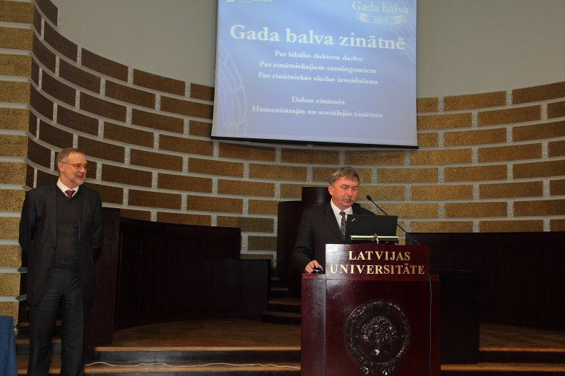 Latvijas Universitātes darbinieku sapulce. LU zinātņu prorektors prof. Indriķis Muižnieks piesaka LU Gada balvas zinātnē pasniegšanu.