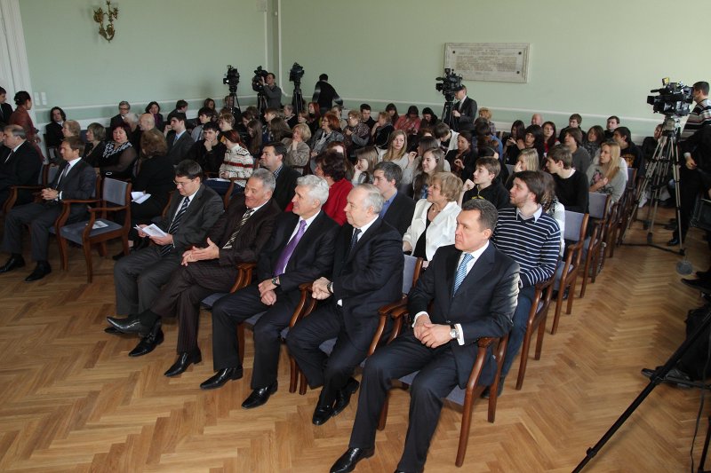 Ukrainas premjerministra Mikolas Azarova 
(Микола Азаров)
lekcija 'Ukraina - Latvija: 20 gadi diplomātiskajām attiecībām un Ukrainas integrācijai Eiropā'. null