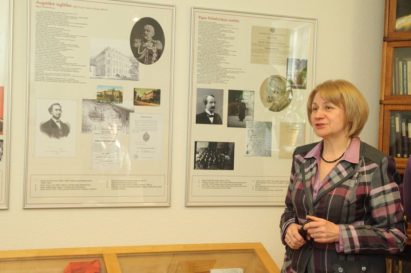 Izstādes 'Augstākās izglītības vēsture Latvijā' atklāšana Latvijas Universitātes Pedagoģijas muzejā. Izstādes veidotāja LU Pedagoģijas muzeja vadītāja, PPMF profesore Aīda Krūze.