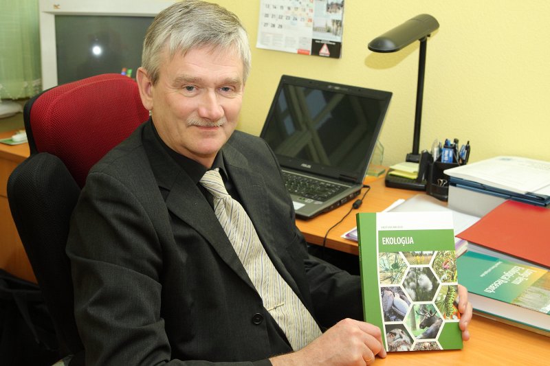 Viesturs Melecis,  Latvijas Universitātes Ģeogrāfijas un Zemes zinātņu fakultātes profesors, ar savu jaunāko grāmatu 'Ekoloģija'. null
