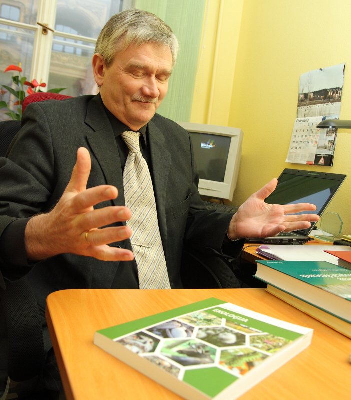 Viesturs Melecis,  Latvijas Universitātes Ģeogrāfijas un Zemes zinātņu fakultātes profesors, ar savu jaunāko grāmatu 'Ekoloģija'. null