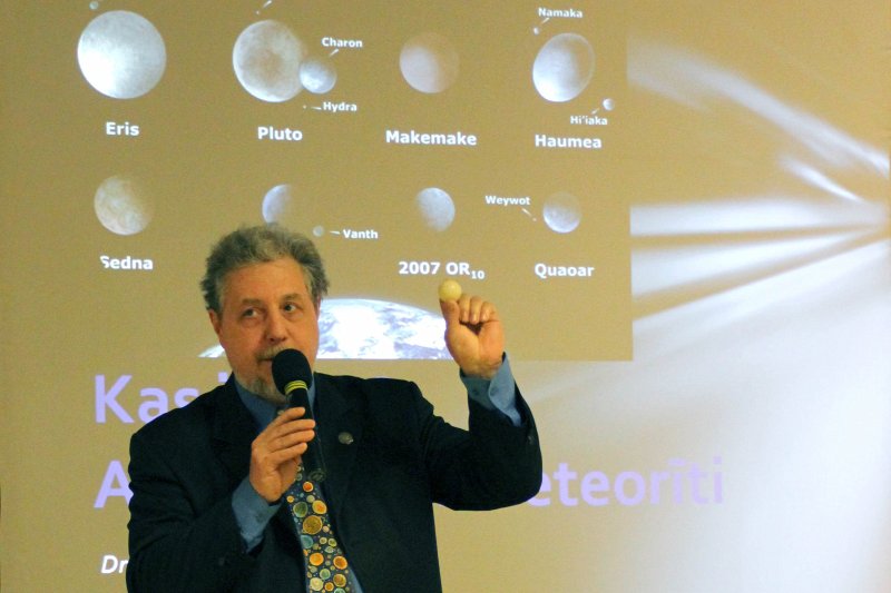 Zinātnes kafejnīca 'Asteroīdi un meteorīti'. LU Astronomijas institūta pētnieks Ilgonis Vilks.