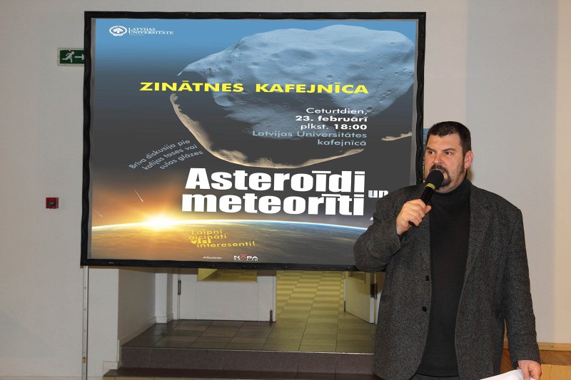 Zinātnes kafejnīca 'Asteroīdi un meteorīti'. Pasākuma vadītājs dr. biol. Juris Šteinbergs.