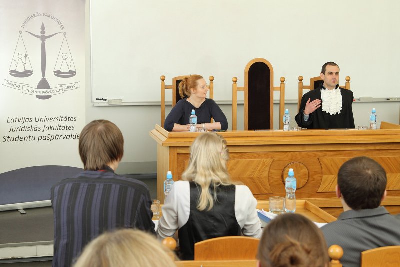 'Jessup International Moot Court Competition' tiesu izspēles Baltijas kausa izcīņa Latvijas Universitātes Juridiskajā fakultātē. Izspēles tiesneši (no kreisās) Inga Reine un Edmunds Broks sniedz atsauksmes Eiropas Humanitāro zinātņu universitātes komandai.