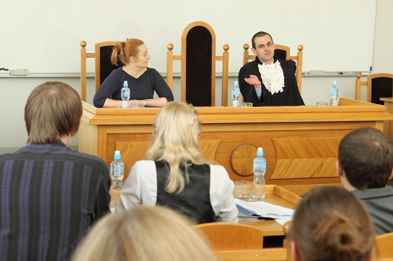 'Jessup International Moot Court Competition' tiesu izspēles Baltijas kausa izcīņa Latvijas Universitātes Juridiskajā fakultātē. Izspēles tiesneši (no kreisās) Inga Reine un Edmunds Broks sniedz atsauksmes Eiropas Humanitāro zinātņu universitātes komandai.