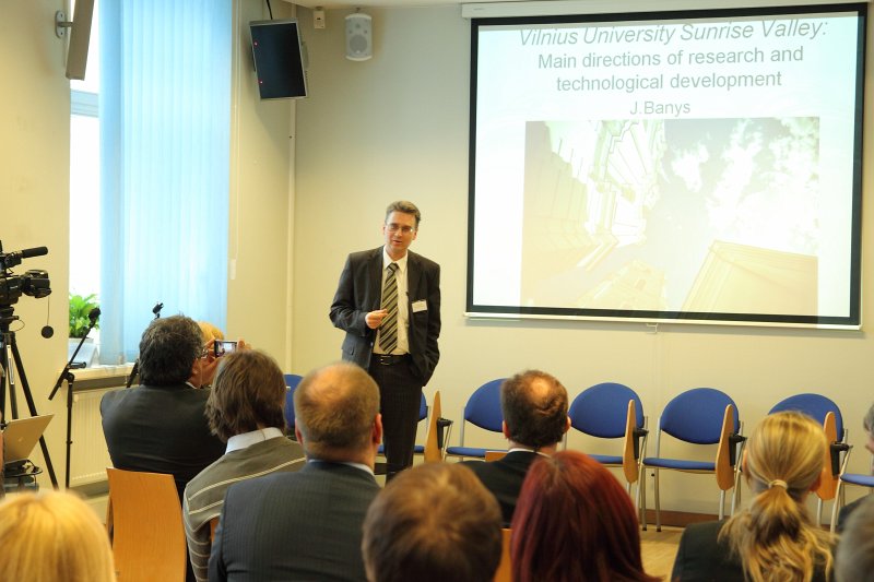 Diskusija par Baltijas Inovatīvo pētījumu un tehnoloģiju institūta izveidi (Eiropas Savienības mājā, Aspazijas bulvārī 28). Jūras Banys, Viļņas Universitāte.