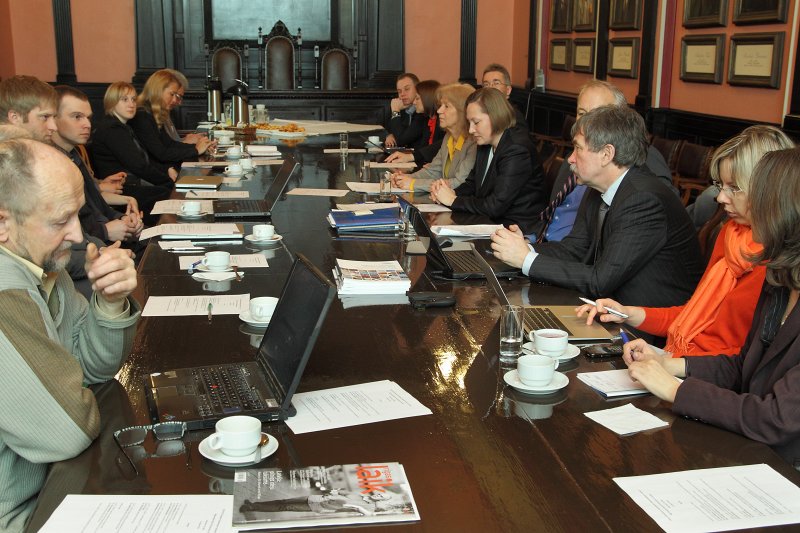 Eiropas Komisijas Pētniecības un inovāciju ģenerāldirektorāta pārstāvis Neville Rīvess (Neville Reeve)
tiekas ar Latvijas pārstāvjiem, 
lai informētu par EK priekšlikumiem pētniecības un inovācijas ietvarprogrammā «Horizonts 2020». null