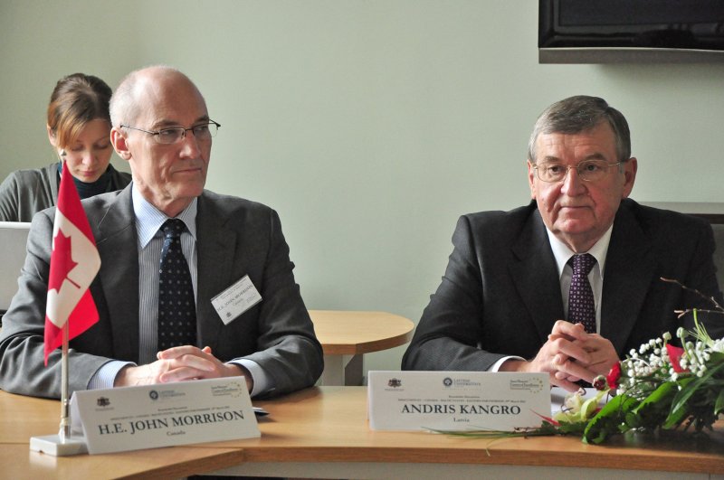 Apaļā galda diskusijas «ES - Kanāda - Baltijas valstis - Austrumu partnerība». No kreisās: 
Kanādas vēstnieks Lietuvā, Latvijā un Igaunijā Džons Morisons (John Morrison); 
LU mācību prorektors prof. Andris Kangro.