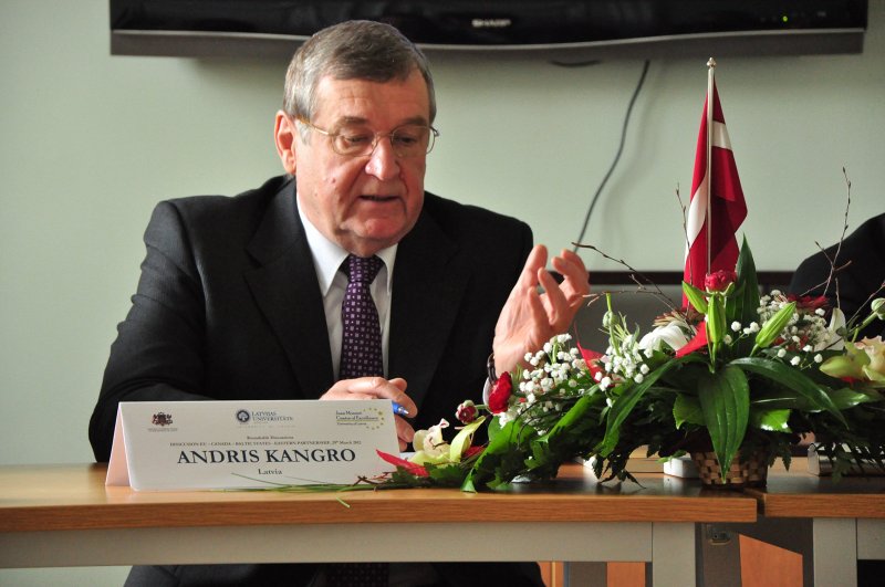 Apaļā galda diskusijas «ES - Kanāda - Baltijas valstis - Austrumu partnerība». LU mācību prorektors prof. Andris Kangro.