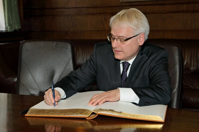 Horvātijas prezidenta Ivo Josipoviča (Ivo Josipovič) vizīte Latvijas Universitātē. Horvātijas prezidents Ivo Josipovičs (Ivo Josipovič) parakstās Latvijas Universitātes viesu grāmatā.
