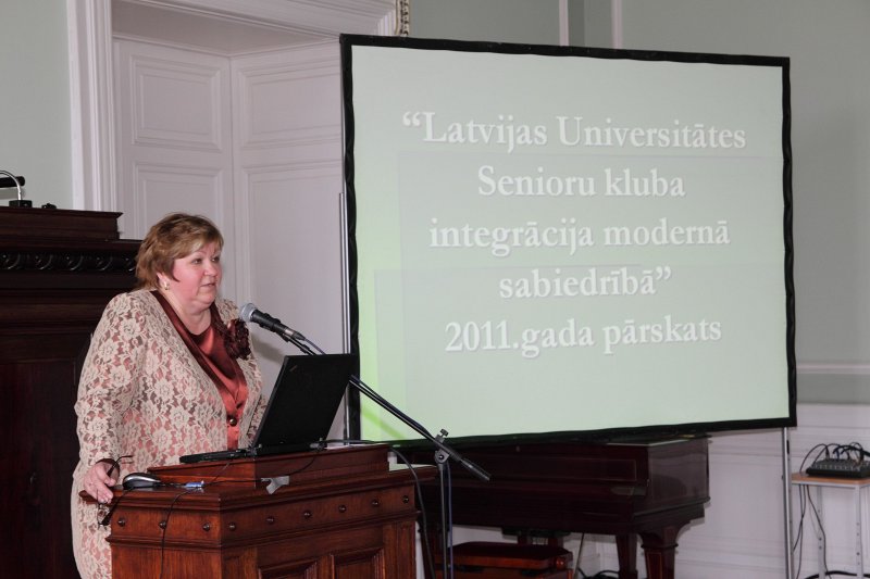 Projekta 'Latvijas Universitātes Senioru kluba integrācija modernā sabiedrībā' 2011. gada noslēguma pasākums. LU sociālā dienesta vadītāja Astra Kravčenko.