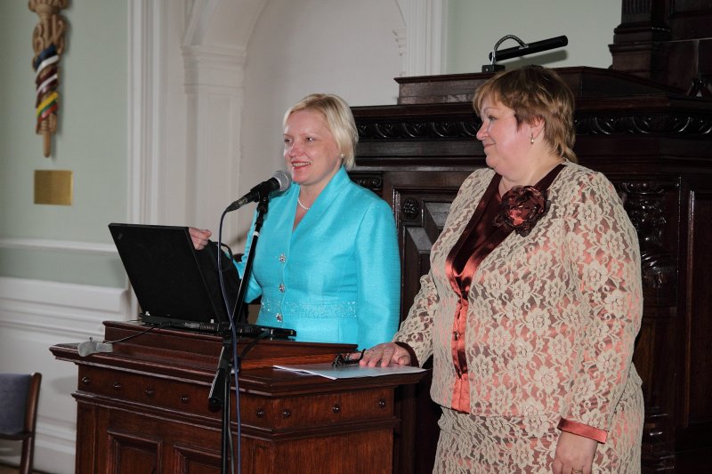Projekta 'Latvijas Universitātes Senioru kluba integrācija modernā sabiedrībā' 2011. gada noslēguma pasākums. LU Fonda izpilddirektore Laila Kundziņa (pa kreisi) un 
LU sociālā dienesta vadītāja Astra Kravčenko.