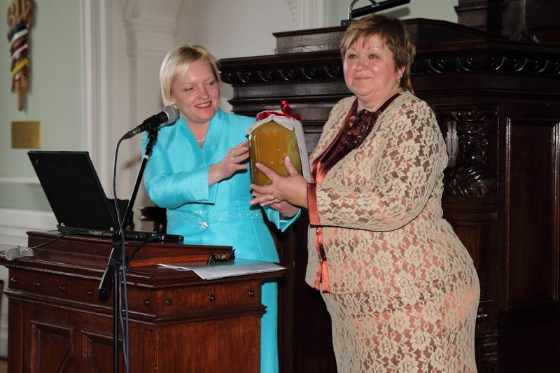 Projekta 'Latvijas Universitātes Senioru kluba integrācija modernā sabiedrībā' 2011. gada noslēguma pasākums. LU Fonda izpilddirektore Laila Kundziņa (pa kreisi) un 
LU sociālā dienesta vadītāja Astra Kravčenko.