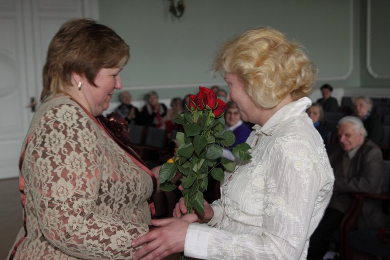 Projekta 'Latvijas Universitātes Senioru kluba integrācija modernā sabiedrībā' 2011. gada noslēguma pasākums. LU sociālā dienesta vadītāja Astra Kravčenko (pa kreisi) un LU Fonda biroja vadītāja Ilona Vītola.