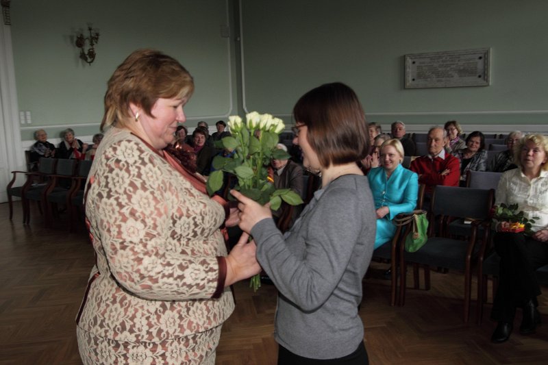 Projekta 'Latvijas Universitātes Senioru kluba integrācija modernā sabiedrībā' 2011. gada noslēguma pasākums. LU sociālā dienesta vadītāja Astra Kravčenko (pa kreisi) un LU Fonda projekta vadītāja Evija Čerpinska.