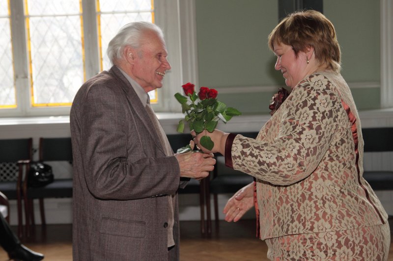 Projekta 'Latvijas Universitātes Senioru kluba integrācija modernā sabiedrībā' 2011. gada noslēguma pasākums. LU Senioru kluba valdes priekšsēdētājs Minors Ginters un LU sociālā dienesta vadītāja Astra Kravčenko.