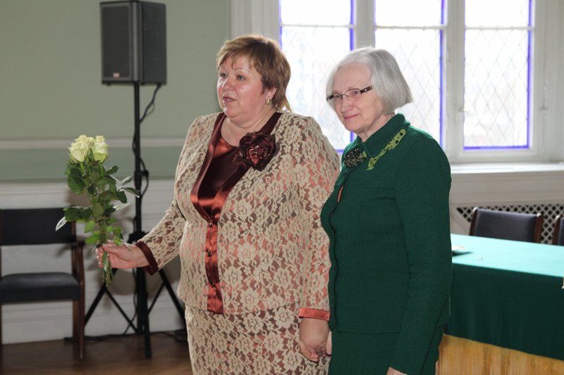 Projekta 'Latvijas Universitātes Senioru kluba integrācija modernā sabiedrībā' 2011. gada noslēguma pasākums. LU sociālā dienesta vadītāja Astra Kravčenko (pa kreisi) un Maija Balode.