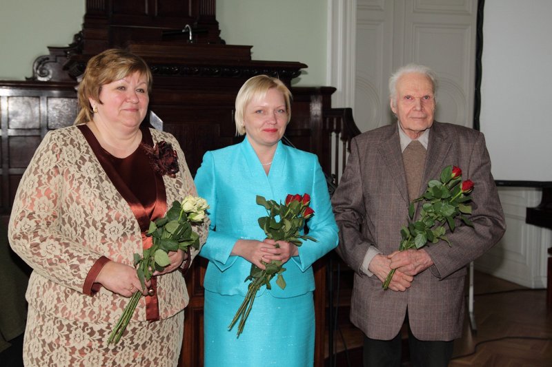 Projekta 'Latvijas Universitātes Senioru kluba integrācija modernā sabiedrībā' 2011. gada noslēguma pasākums. LU sociālā dienesta vadītāja Astra Kravčenko (no kreisās), LU Fonda izpilddirektore Laila Kundziņa un LU Senioru kluba valdes priekšsēdētājs Minors Ginters.