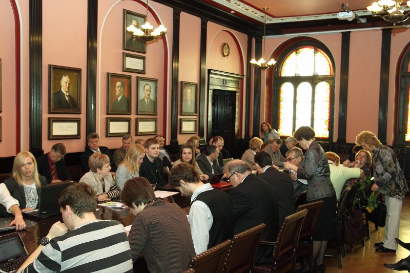 Latvijas Universitātes Senāta sēde, ko pirmo reizi vēsturē vada students - Edvijs Zandars (Juridiskā fakultāte). null