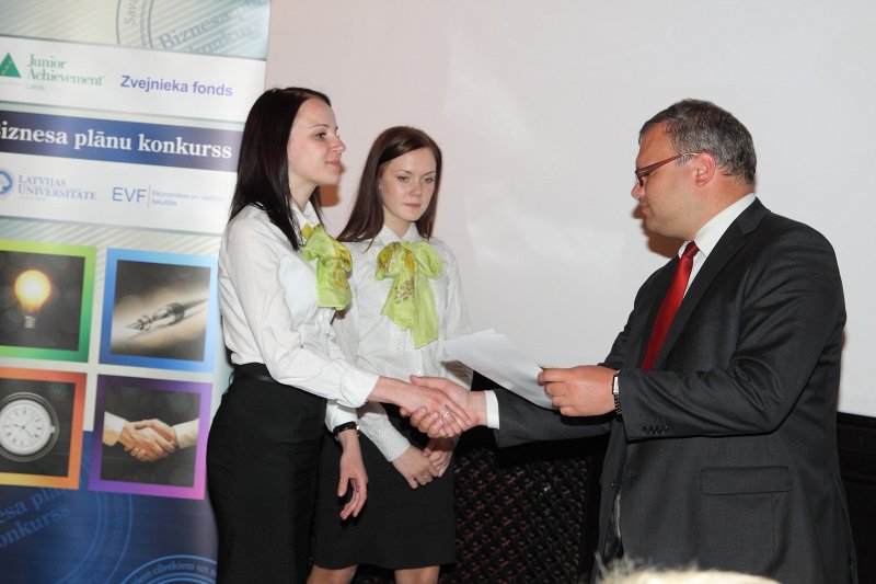 Biznesa izglītības biedrības «Junior Achievement - Young Enterprise Latvija» (JAL) sadarbībā ar 
Latvijas Universitātes Ekonomikas un vadības fakultāti un Swedbank
rīkotā Biznesa plānu konkursa skolēniem laureātu apbalvošana. null