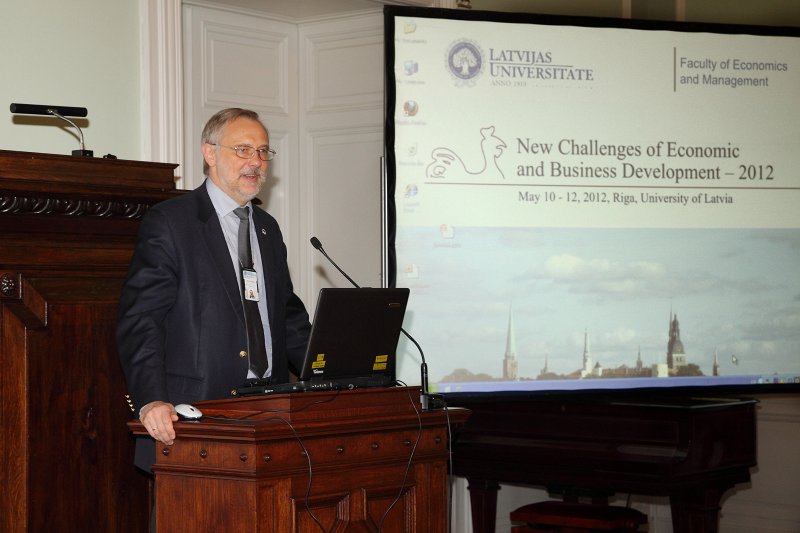 Starptautiska konference «New Challenges of Economic and Business Development - 2012». Latvijas Universitātes rektors prof. Mārcis Auziņš atklāj konferenci.
