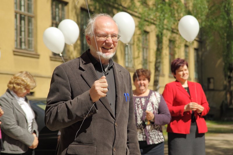 «Ķīmiķu dienas 2012» atklāšana Latvijas Universitātes Ķīmijas fakultātes pagalmā. LU Ķīmijas fakultātes Analītiskās ķīmijas katedras vadītājs prof. Arturs Vīksna.