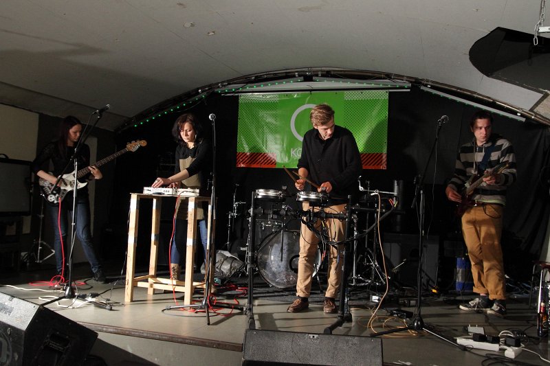 Jauno mūzikas grupu konkursa «Hadrons 2012» fināls (klubā NABAKLAB). Iepriekšējā gada (2011) konkursa 1. vietas ieguvēji grupa «Starmetis».