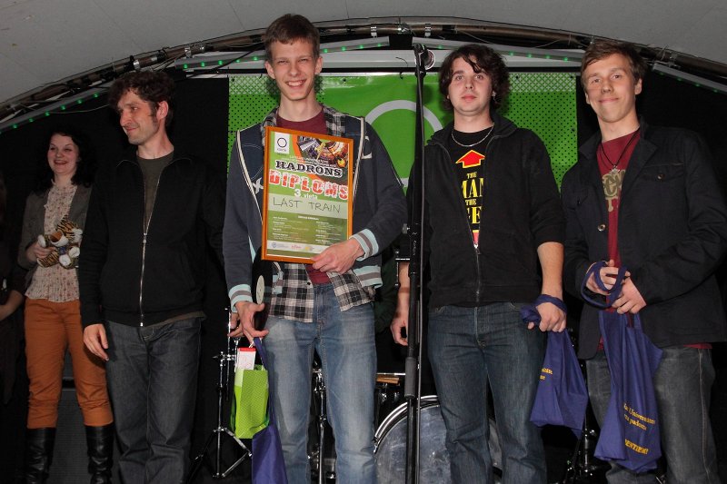 Jauno mūzikas grupu konkursa «Hadrons 2012» fināls (klubā NABAKLAB). Laureātu apbalvošana. Grupa «Last Train» (konkursa trešās vietas ieguvēji).