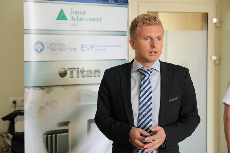 Biznesa simulācijas spēles «TITAN» nacionālais fināls skolēniem. Atklāšana. «Junior Achievement – Young Enterprise Latvija» izpilddirektors Jānis Krievāns.