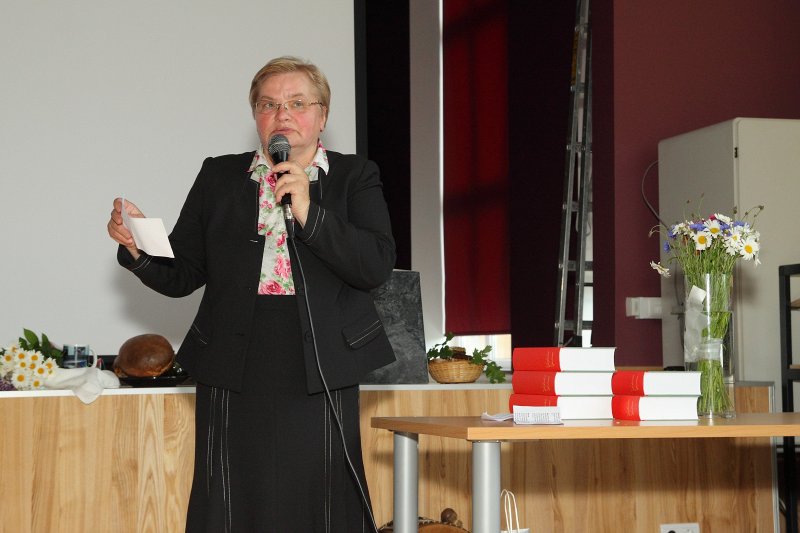 Prof. Janīnas Kursītes grāmatas «Virtuves vārdene» atvēršanas svētki. Grāmatas autore prof. Janīna Kursīte.