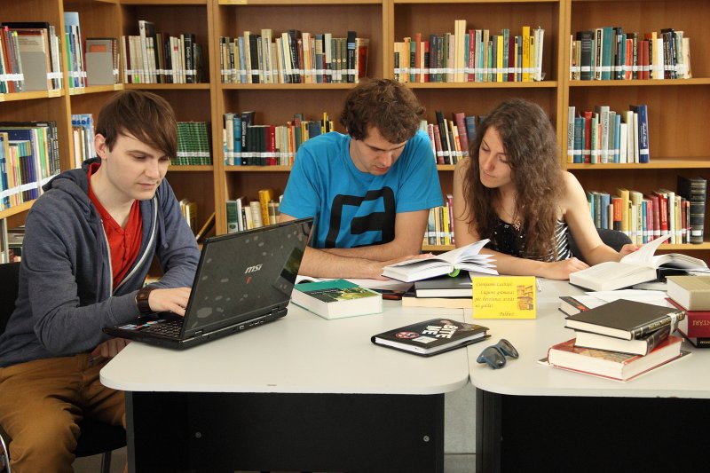 Latvijas Universitātes Bibliotēka, Daudznozaru bibliotēka. Studenti bibliotēkas lasītavā.