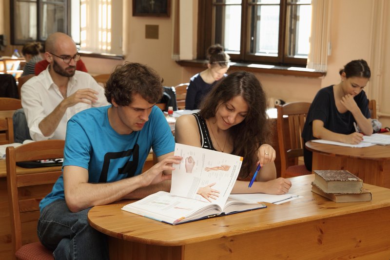 Latvijas Universitātes Bibliotēka, Daudznozaru bibliotēka. Studenti bibliotēkas Klusajā lasītavā.