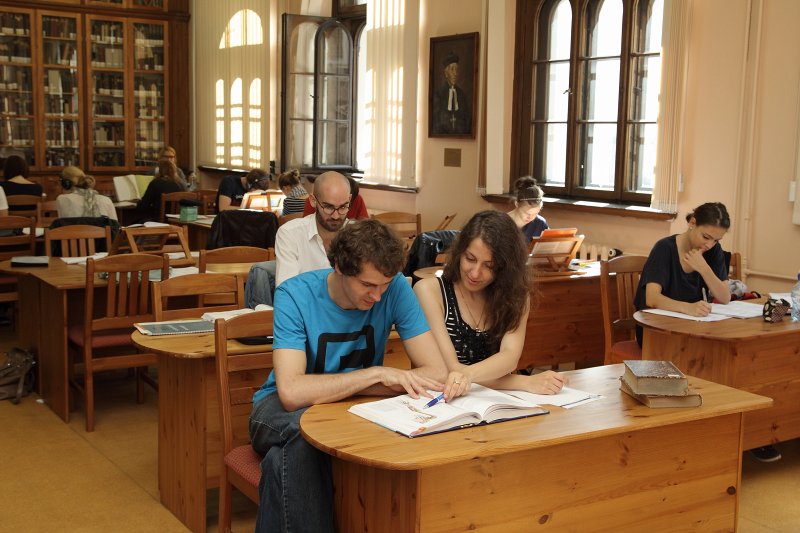 Latvijas Universitātes Bibliotēka, Daudznozaru bibliotēka. Studenti bibliotēkas Klusajā lasītavā.