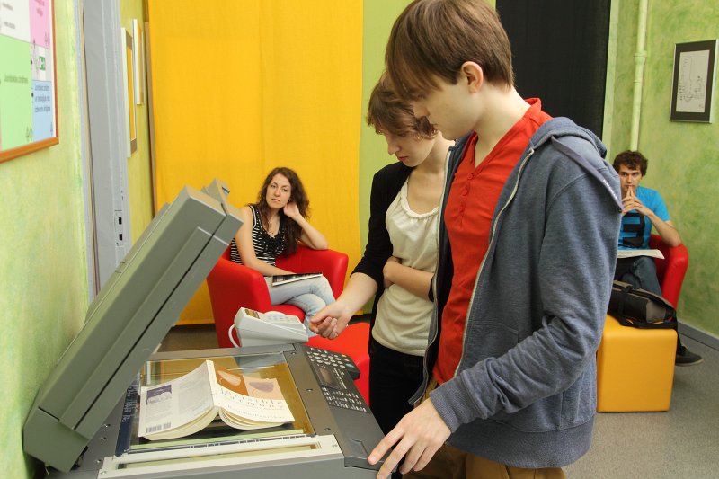 Latvijas Universitātes Bibliotēka, Daudznozaru bibliotēka. Students pie kopējamās mašīnas bibliotēkas atpūtas telpā.