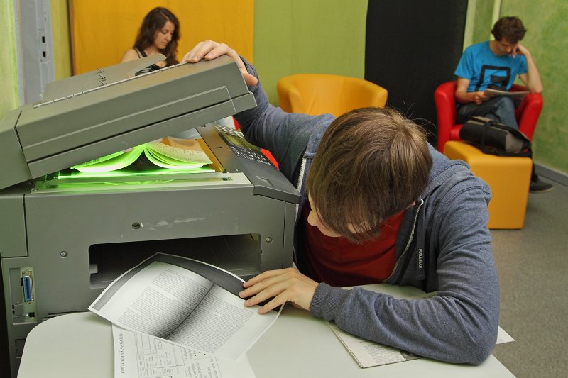 Latvijas Universitātes Bibliotēka, Daudznozaru bibliotēka. Students pie kopējamās mašīnas bibliotēkas atpūtas telpā.
