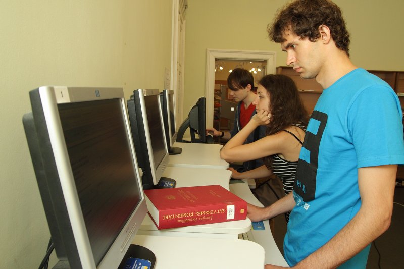 Latvijas Universitātes Bibliotēka, Daudznozaru bibliotēka. Studenti bibliotēkas lasītavā pie datora.