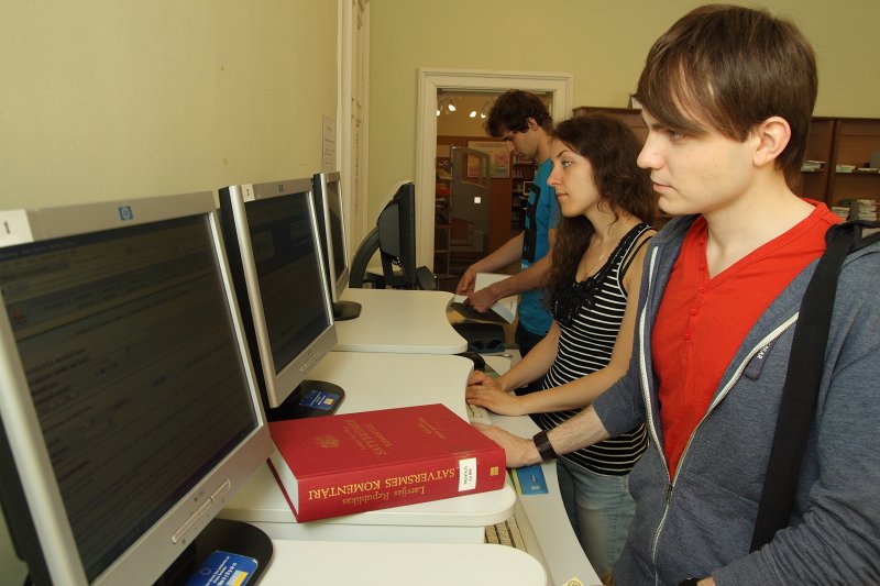Latvijas Universitātes Bibliotēka, Daudznozaru bibliotēka. Studenti bibliotēkas lasītavā pie datora.