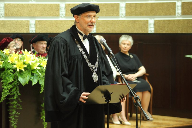 Latvijas Universitātes Medicīnas fakultātes absolventu izlaidums. Latvijas Universitātes rektora prof. Mārča Auziņa uzruna.