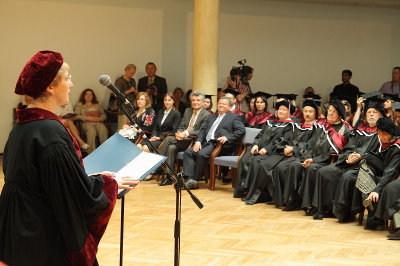 Latvijas Universitātes Medicīnas fakultātes absolventu izlaidums. LU MF dekānes prof. Ingrīdas Rumbas-Rozenfeldes uzruna.