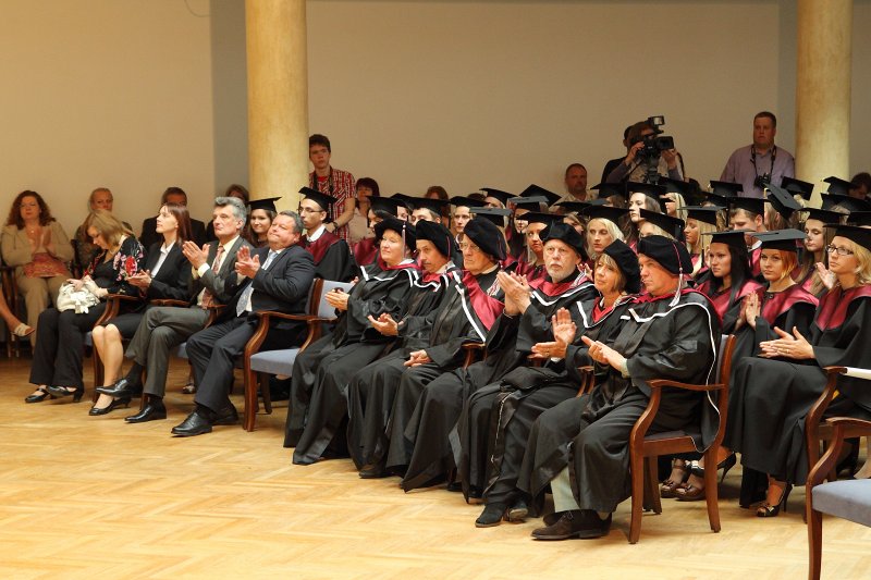 Latvijas Universitātes Medicīnas fakultātes absolventu izlaidums. null