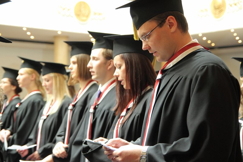 Latvijas Universitātes Medicīnas fakultātes absolventu izlaidums. LU medicīnas fakultātes absolventi nodod ārsta zvērestu.