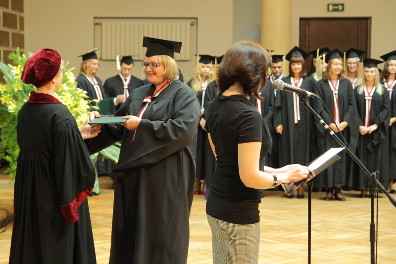 Latvijas Universitātes Medicīnas fakultātes absolventu izlaidums. LU MF dekāne prof. Ingrīda Rumba-Rozenfelde pasniedz absolventiem diplomus.