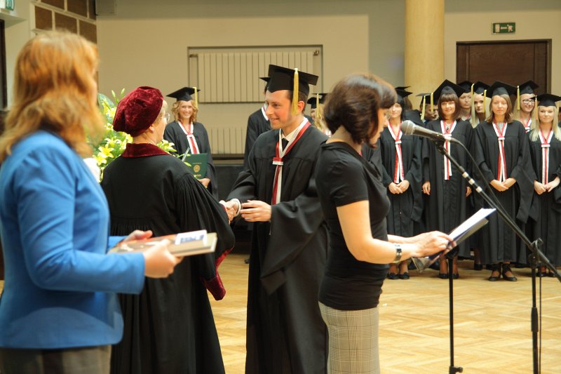 Latvijas Universitātes Medicīnas fakultātes absolventu izlaidums. LU MF dekāne prof. Ingrīda Rumba-Rozenfelde pasniedz absolventiem diplomus.